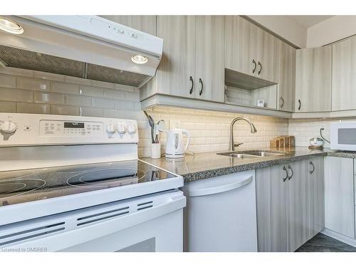 26-2445 Homelands Drive, Mississauga, ON - Indoor Photo Showing Kitchen With Double Sink