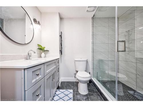 195 Greti Drive, Glanbrook, ON - Indoor Photo Showing Bathroom