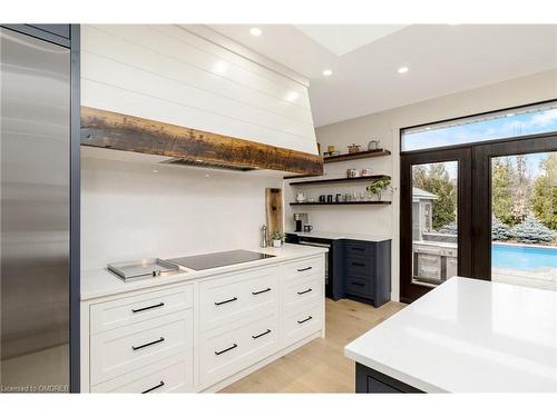 11055 Cedar Trail, Milton, ON - Indoor Photo Showing Kitchen With Upgraded Kitchen