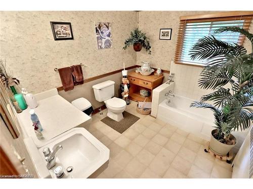 225/269 Campbell Avenue E, Campbellville, ON - Indoor Photo Showing Bathroom