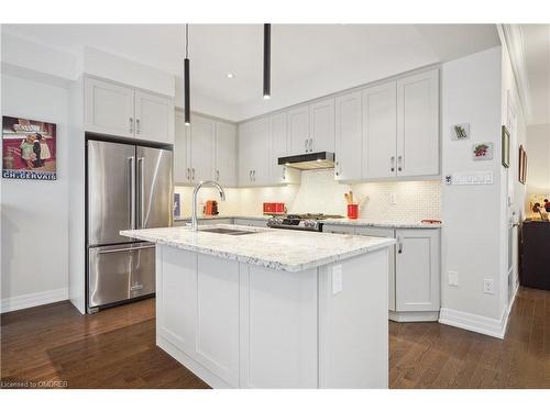 19 Windsor Circle, Niagara-On-The-Lake, ON - Indoor Photo Showing Kitchen With Upgraded Kitchen