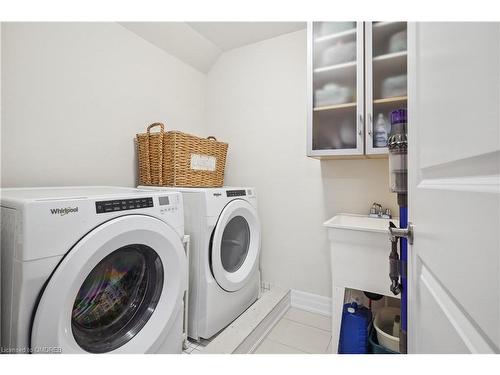 19 Windsor Circle, Niagara-On-The-Lake, ON - Indoor Photo Showing Laundry Room