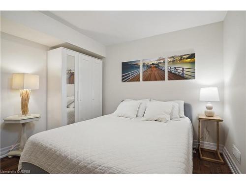 19 Windsor Circle, Niagara-On-The-Lake, ON - Indoor Photo Showing Bedroom