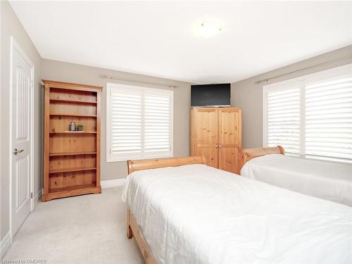185 Holloway Terrace, Milton, ON - Indoor Photo Showing Bedroom