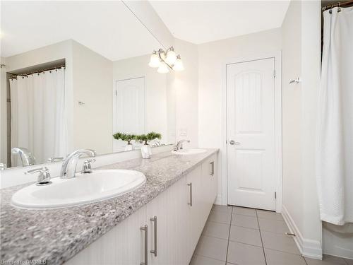 185 Holloway Terrace, Milton, ON - Indoor Photo Showing Bathroom