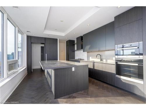602-55 Port Street E, Mississauga, ON - Indoor Photo Showing Kitchen With Upgraded Kitchen