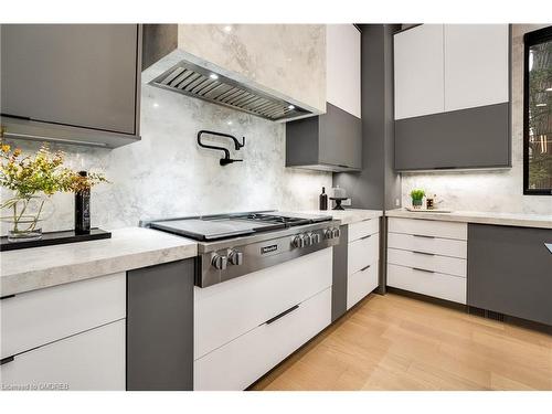 112 Elton Park Road, Oakville, ON - Indoor Photo Showing Kitchen With Upgraded Kitchen