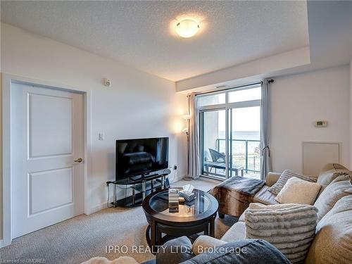 436-101 Shoreview Place, Stoney Creek, ON - Indoor Photo Showing Living Room