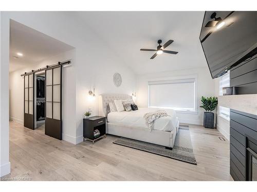 2560 2Nd Side Road, Burlington, ON - Indoor Photo Showing Bedroom