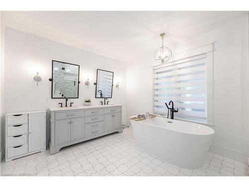 2560 2Nd Side Road, Burlington, ON - Indoor Photo Showing Bathroom