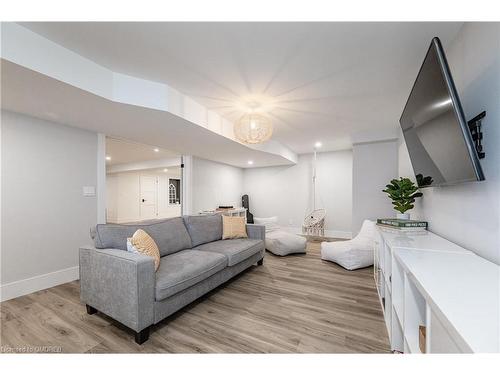 2560 2Nd Side Road, Burlington, ON - Indoor Photo Showing Living Room