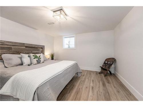 2560 2Nd Side Road, Burlington, ON - Indoor Photo Showing Bedroom