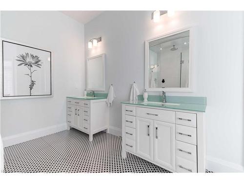 4496 Henderson Road, Milton, ON - Indoor Photo Showing Bathroom