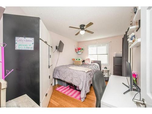 22 Falconridge Drive, Hamilton, ON - Indoor Photo Showing Bedroom