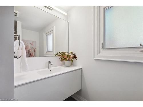 2072 Chippewa Trail, Mississauga, ON - Indoor Photo Showing Bathroom