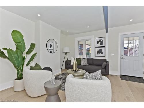 137 Lottridge Street, Hamilton, ON - Indoor Photo Showing Living Room