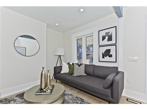 137 Lottridge Street, Hamilton, ON - Indoor Photo Showing Living Room