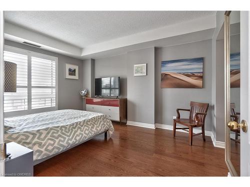 304-151 Robinson Street, Oakville, ON - Indoor Photo Showing Bedroom