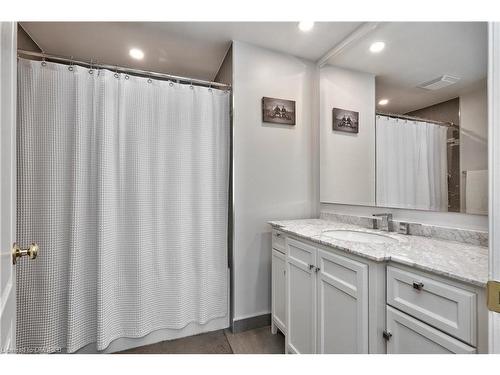 304-151 Robinson Street, Oakville, ON - Indoor Photo Showing Bathroom