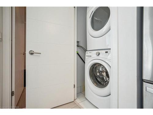 803-525 Adelaide Street W, Toronto, ON - Indoor Photo Showing Laundry Room