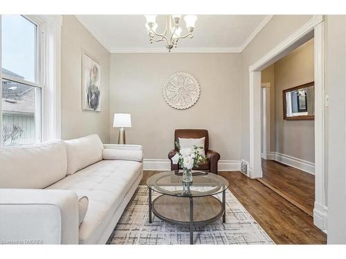 95 Scott Street, Kitchener, ON - Indoor Photo Showing Living Room