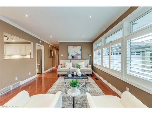 1216 Holton Heights Drive, Oakville, ON - Indoor Photo Showing Living Room