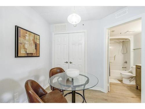 104-4005 Kilmer Drive, Burlington, ON - Indoor Photo Showing Living Room