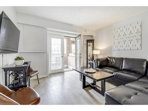 104-4005 Kilmer Drive, Burlington, ON - Indoor Photo Showing Living Room