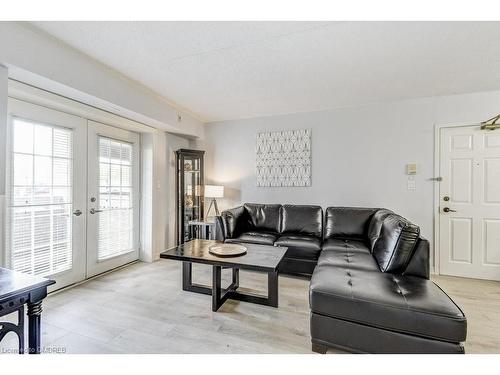 104-4005 Kilmer Drive, Burlington, ON - Indoor Photo Showing Living Room