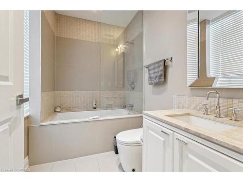 108-3500 Lakeshore Road W, Oakville, ON - Indoor Photo Showing Bathroom
