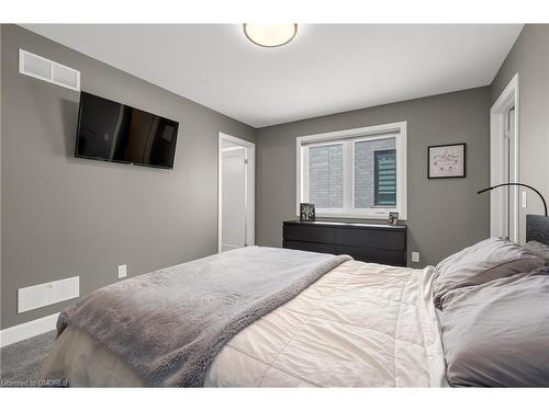 3822 Simpson Lane, Fort Erie, ON - Indoor Photo Showing Bedroom