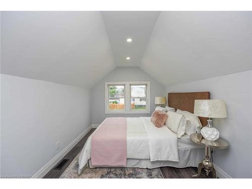 1663 Main Street E, Hamilton, ON - Indoor Photo Showing Bedroom