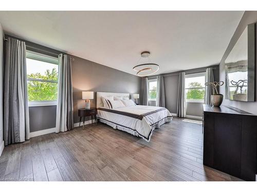 18 Karendale Crescent, Flamborough, ON - Indoor Photo Showing Bedroom
