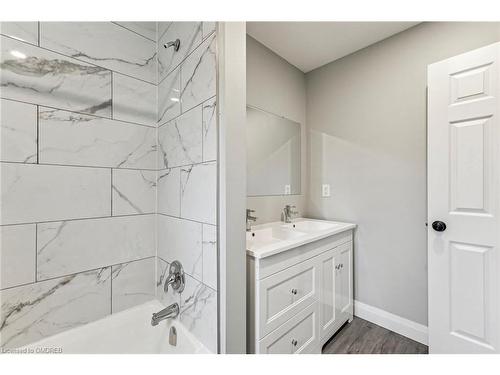 131 Bell Avenue, Hamilton, ON - Indoor Photo Showing Bathroom