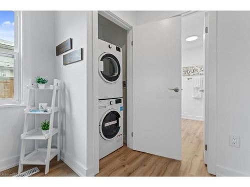 131 Duncan Street, Welland, ON - Indoor Photo Showing Laundry Room