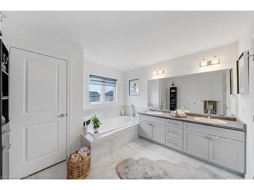 5115 Rose Avenue, Beamsville, ON - Indoor Photo Showing Bathroom