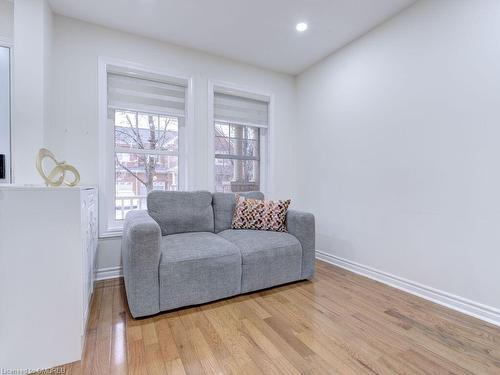 130 Swindale Drive, Milton, ON - Indoor Photo Showing Living Room