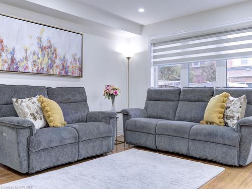 130 Swindale Drive, Milton, ON - Indoor Photo Showing Living Room