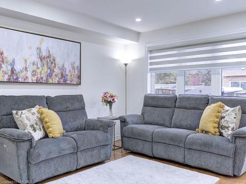 130 Swindale Drive, Milton, ON - Indoor Photo Showing Living Room