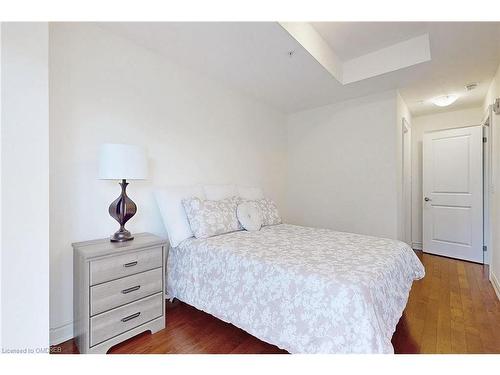 304-205 Lakeshore Road W, Oakville, ON - Indoor Photo Showing Bedroom