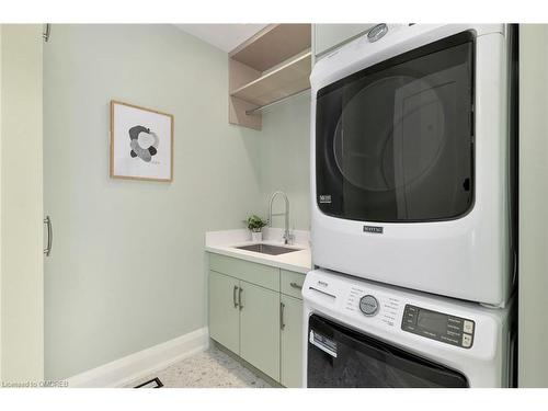 2435 Applewood Drive, Oakville, ON - Indoor Photo Showing Laundry Room