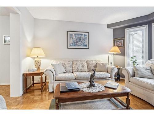 6525 Warbler Lane, Mississauga, ON - Indoor Photo Showing Living Room
