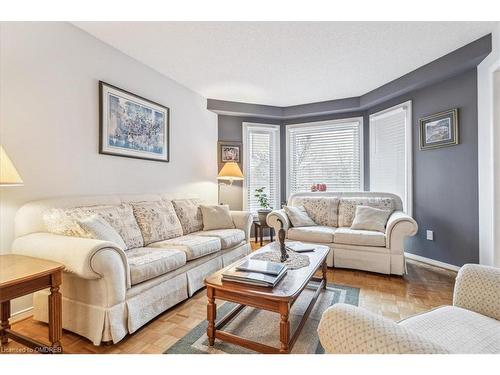 6525 Warbler Lane, Mississauga, ON - Indoor Photo Showing Living Room