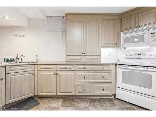 6525 Warbler Lane, Mississauga, ON - Indoor Photo Showing Kitchen With Double Sink