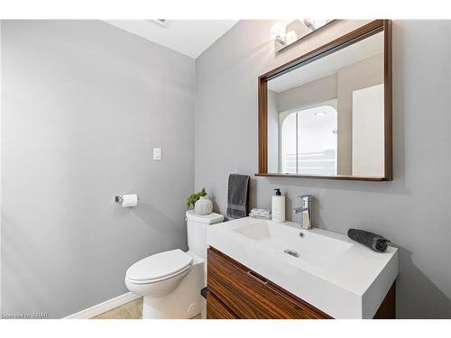 587 Manorwood Court, Waterloo, ON - Indoor Photo Showing Bathroom