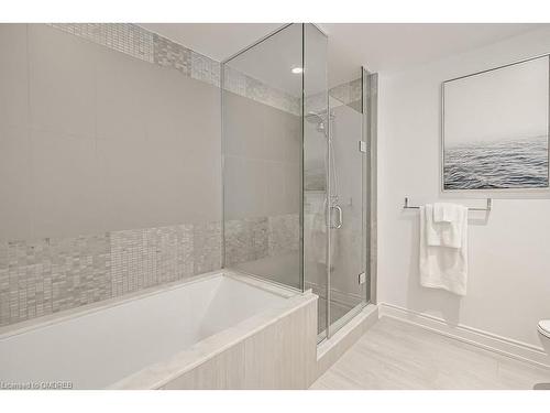 126-3500 Lakeshore Road W, Oakville, ON - Indoor Photo Showing Bathroom