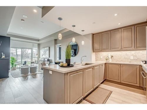129-3500 Lakeshore Road W, Oakville, ON - Indoor Photo Showing Kitchen With Upgraded Kitchen