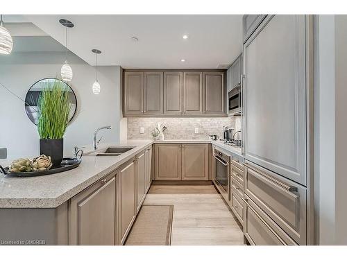 129-3500 Lakeshore Road W, Oakville, ON - Indoor Photo Showing Kitchen With Double Sink With Upgraded Kitchen
