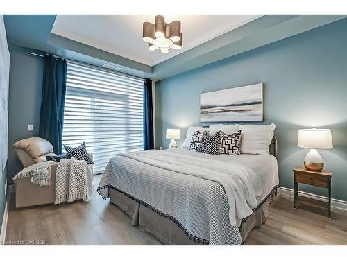 129-3500 Lakeshore Road W, Oakville, ON - Indoor Photo Showing Bedroom