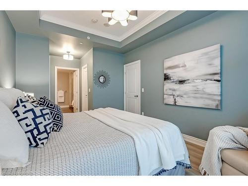 129-3500 Lakeshore Road W, Oakville, ON - Indoor Photo Showing Bedroom